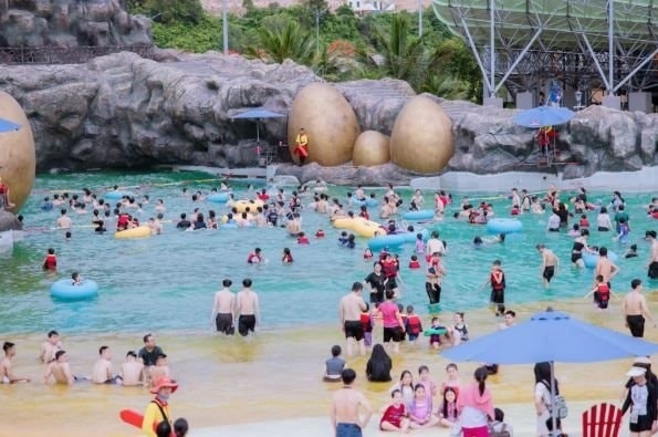 Đồ Sơn đón khoảng 300.000 lượt khách dịp lễ, các tổ hợp du lịch tích hợp gia tăng sức hút