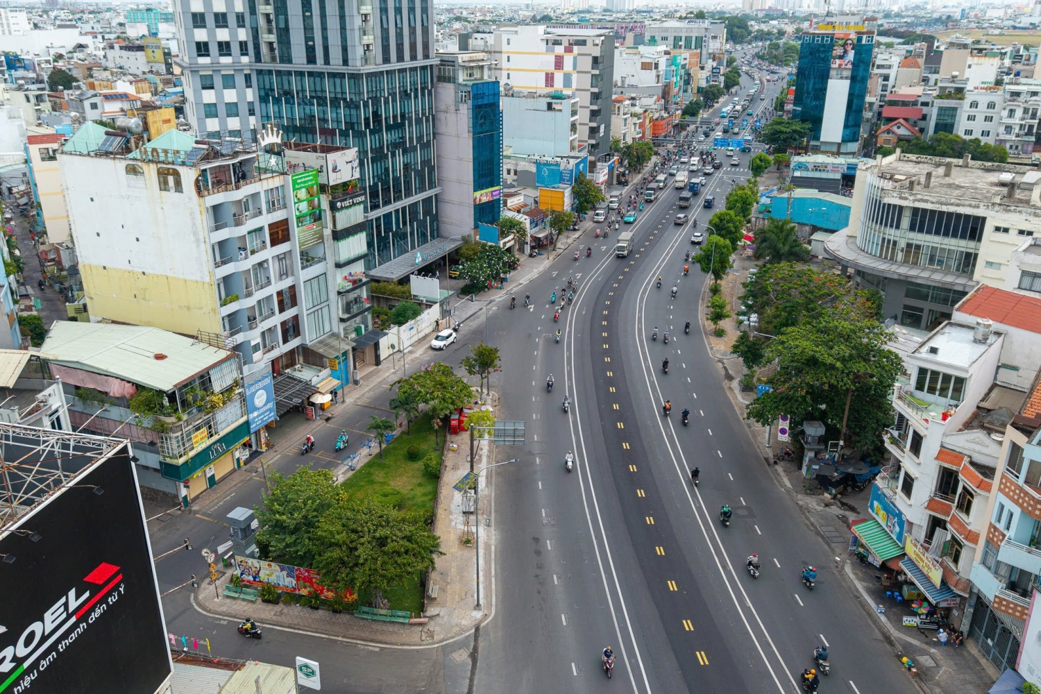 [Chùm ảnh] Tuyến đường đầu tiên tại TP HCM phân làn 3 chiều