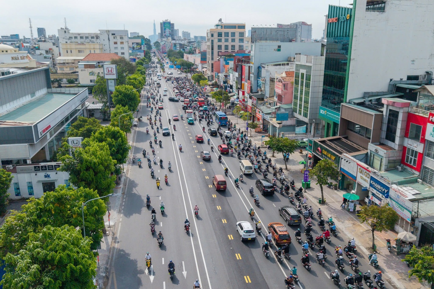 [Chùm ảnh] Tuyến đường đầu tiên tại TP HCM phân làn 3 chiều