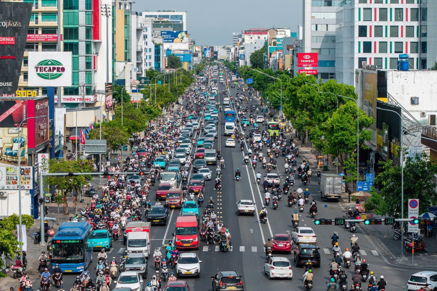 [Chùm ảnh] Tuyến đường đầu tiên tại TP HCM phân làn 3 chiều