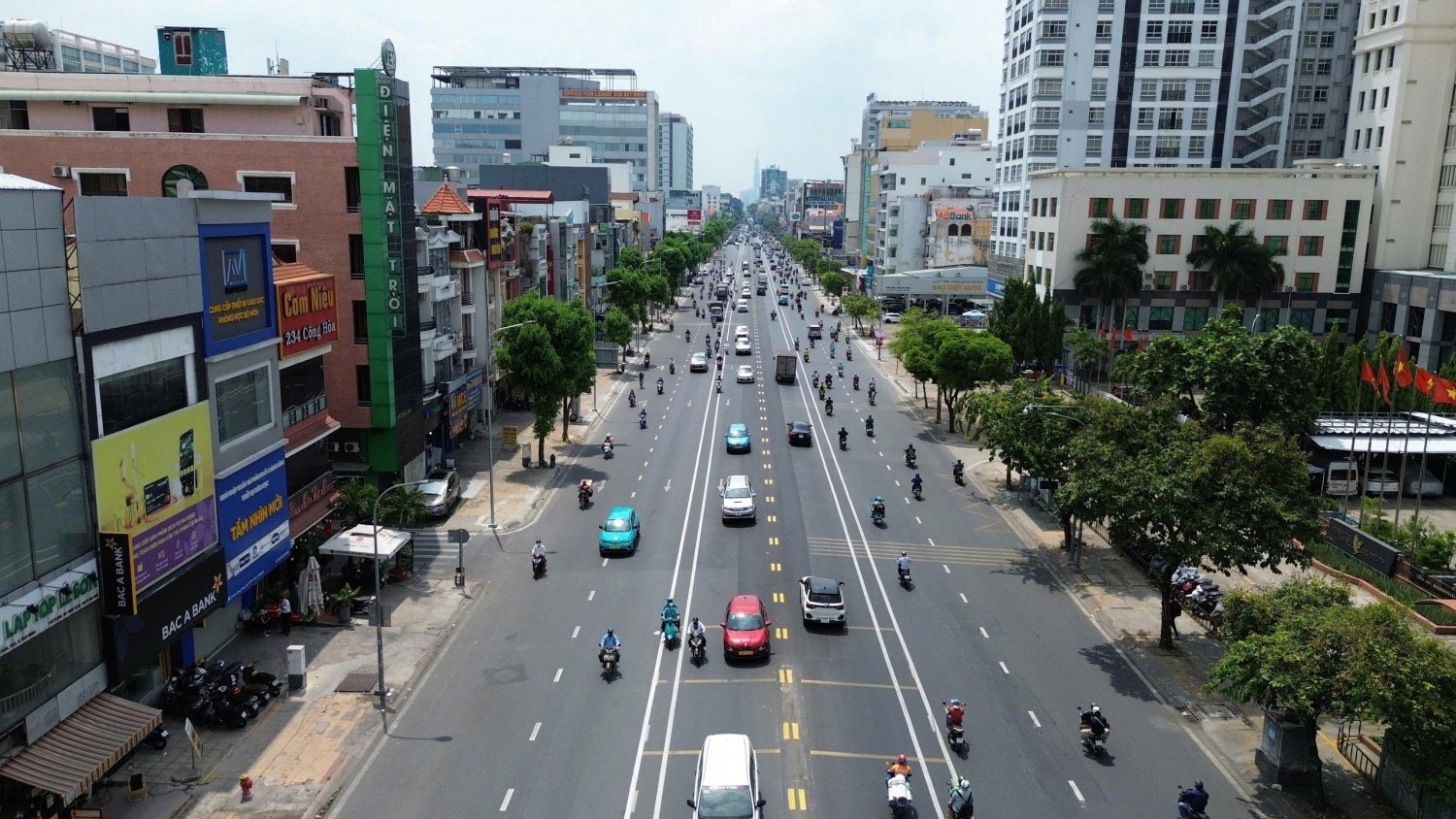 [Chùm ảnh] Tuyến đường đầu tiên tại TP HCM phân làn 3 chiều