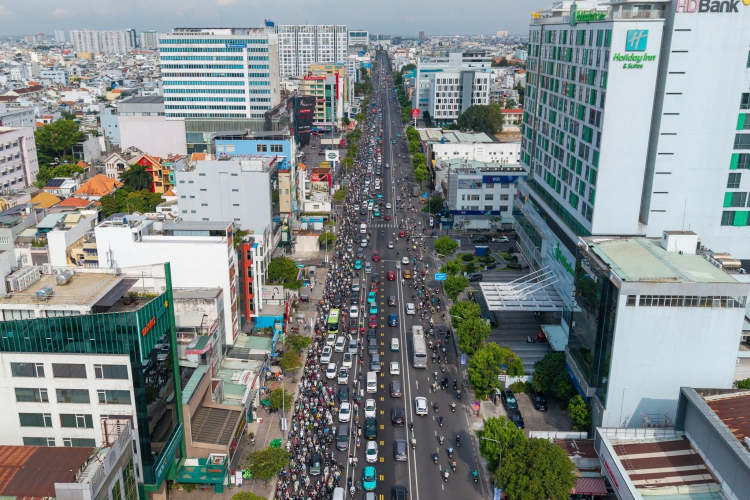 [Chùm ảnh] Tuyến đường đầu tiên tại TP HCM phân làn 3 chiều