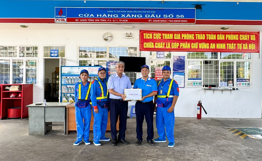 Anh Trần Hải Nam thăm hỏi, tặng quà động viên người lao động tại cửa hàng xăng dầu của PVOIL