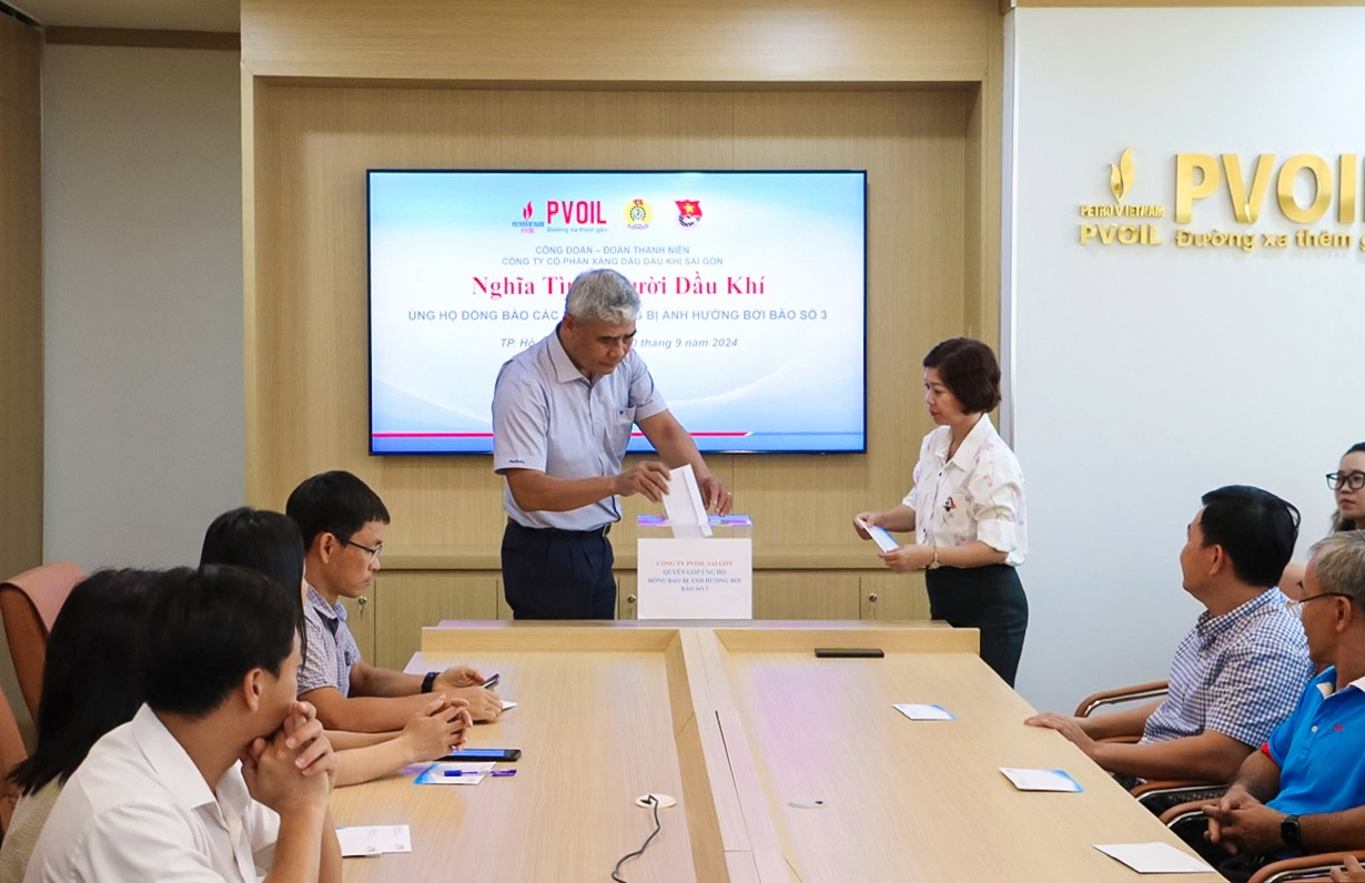 Anh Trần Hải Nam cùng tập thể người lao động PVOIL Sài Gòn tham gia chương trình “Nghĩa tình người Dầu khí”, quyên góp ủng hộ đồng bào vùng bị ảnh hưởng bởi thiên tai, bão lũ.