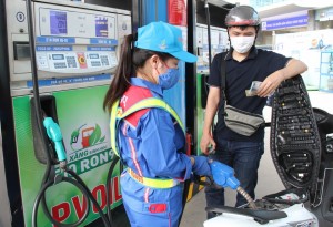 Giá xăng tăng, dầu diesel giảm mạnh