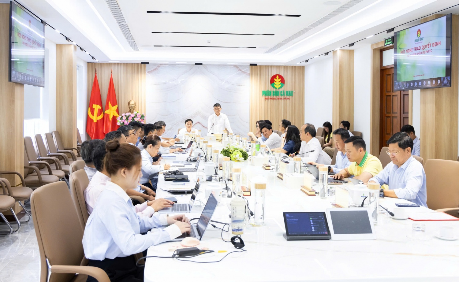 PVCFC công bố và trao các quyết định về công tác cán bộ