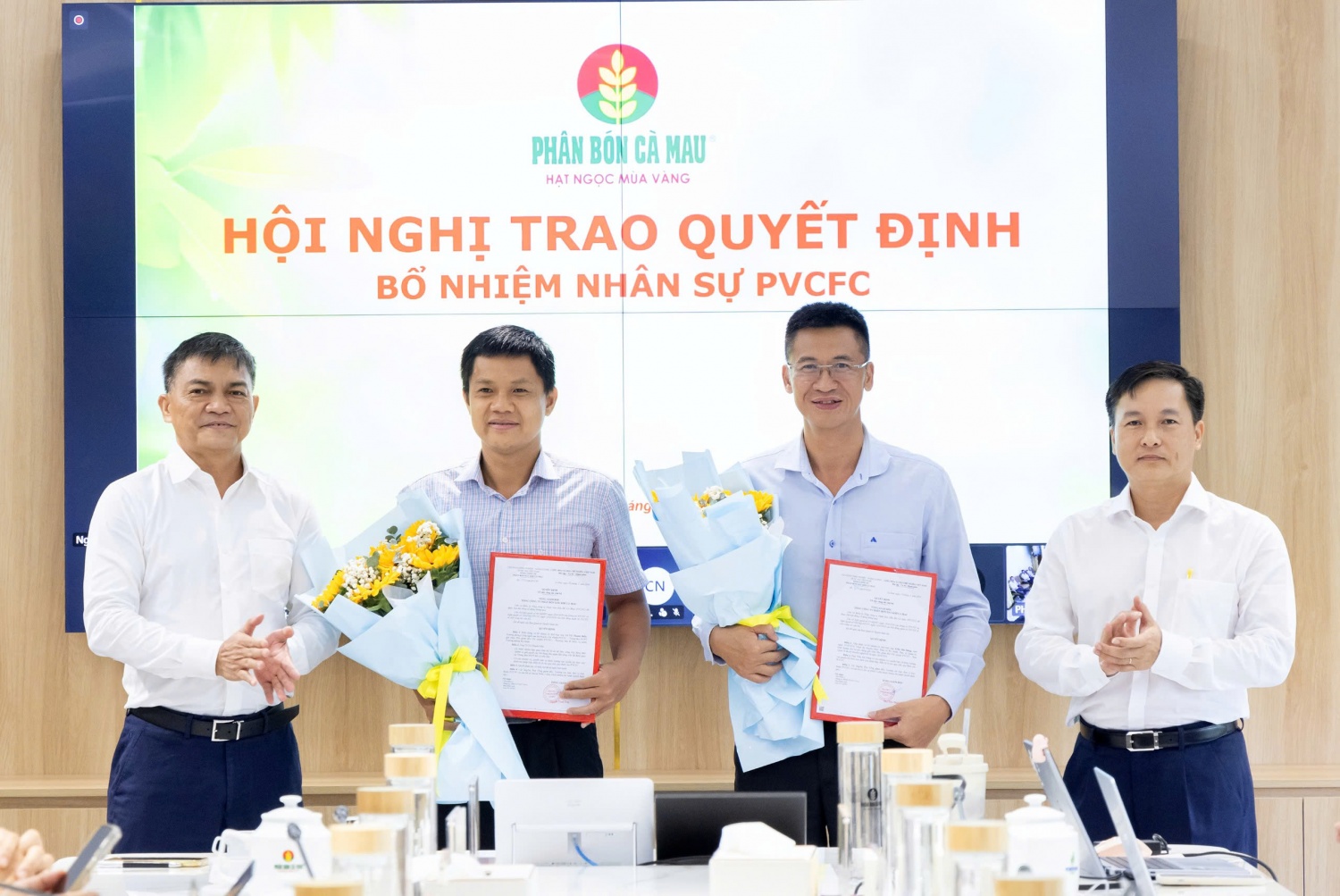PVCFC công bố và trao các quyết định về công tác cán bộ