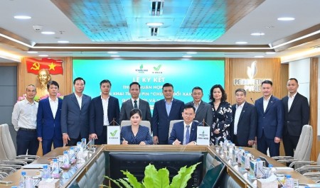 PVOIL hợp tác với V-Green triển khai hơn 3.000 tủ đổi pin xe máy điện trên toàn quốc