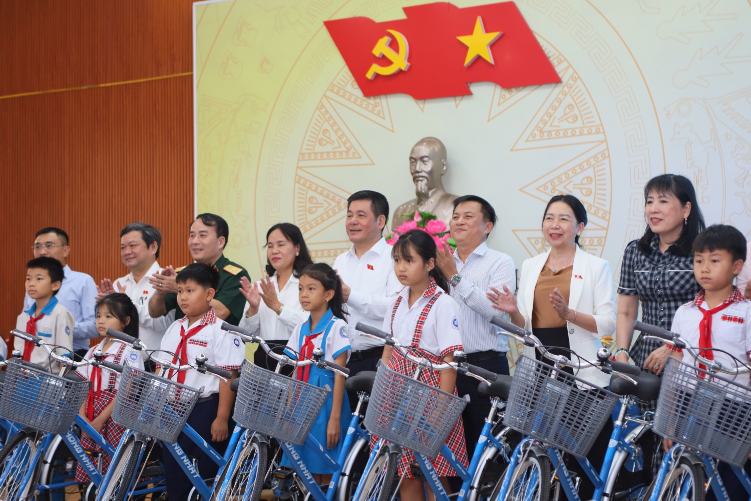 Tại phường Hoài Nhơn Bắc, hàng chục chiếc xe đạp cũng đã được Đoàn ĐBQH tỉnh Gia Lai, Petrovietnam và PVFCCo trao tận tay đến cho các em.