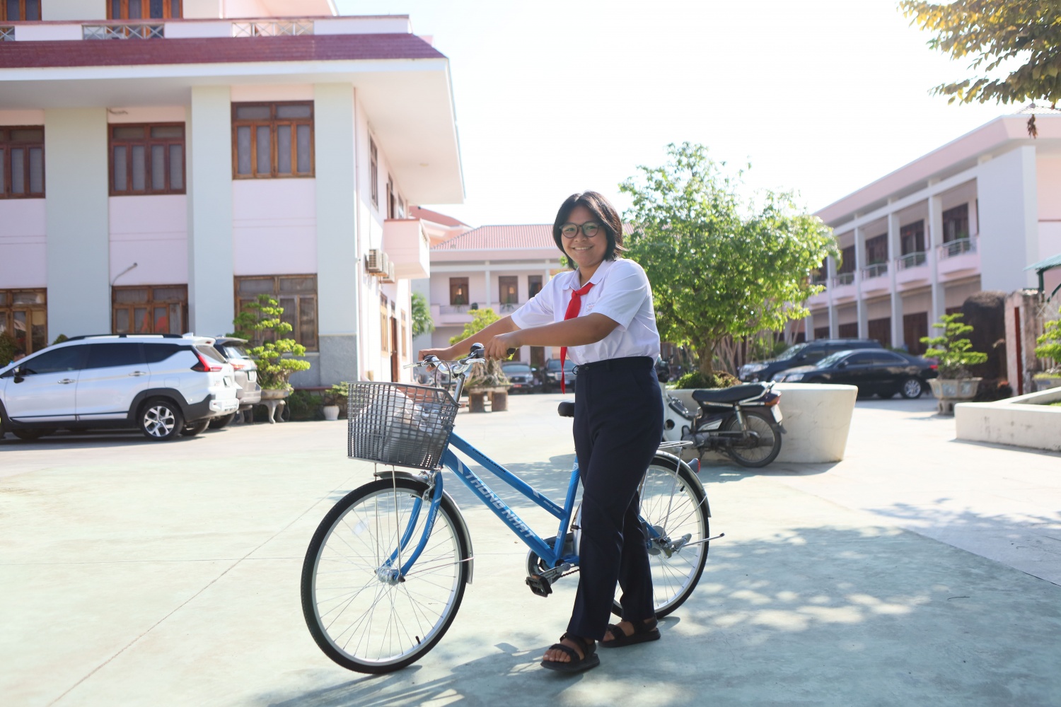 Em Danh Nguyễn Ngọc Hà  – Lớp 7A6, Trường THCS Tuy Phước vui mừng và bày tỏ niềm hạnh phúc khi có xe đạp mới đến trường.