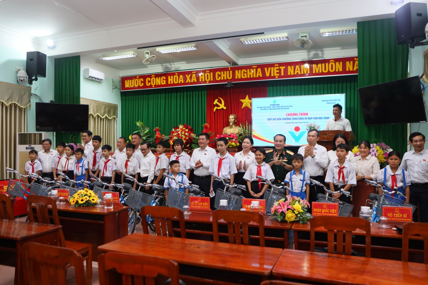 Các đại biểu thuộc Đoàn ĐBQH tỉnh Gia Lai trao tặng xe đạp cho các em học sinh tại phường Bình Định.
