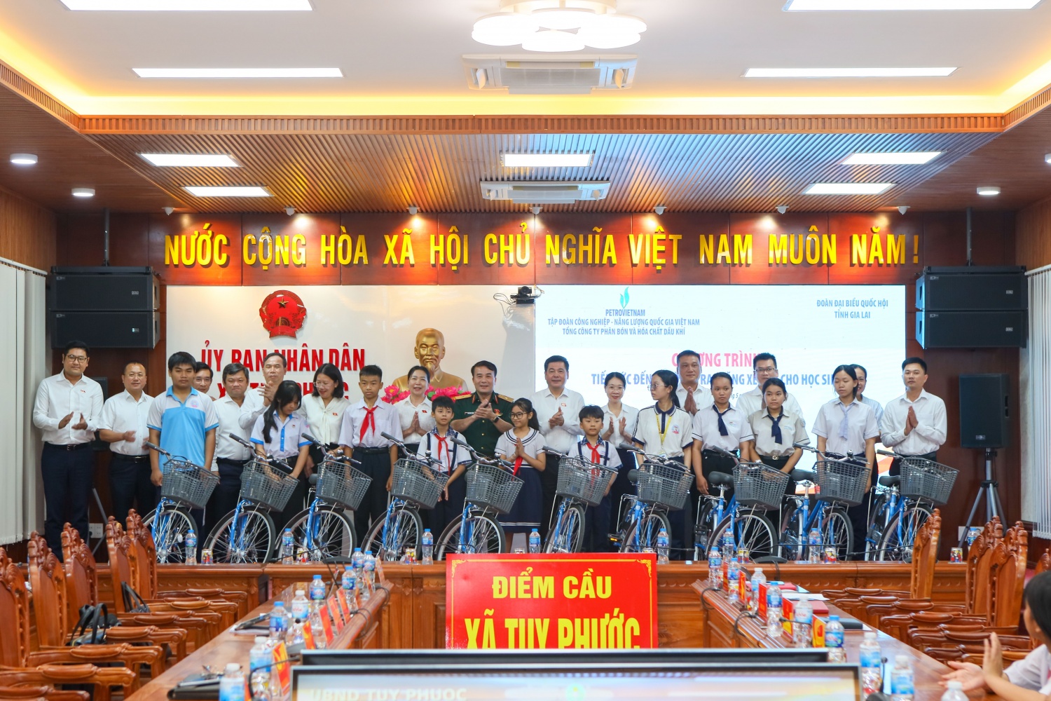 Petrovietnam đồng hành cùng Đoàn ĐBQH tỉnh Gia Lai trao tặng hàng trăm xe đạp cho học sinh
