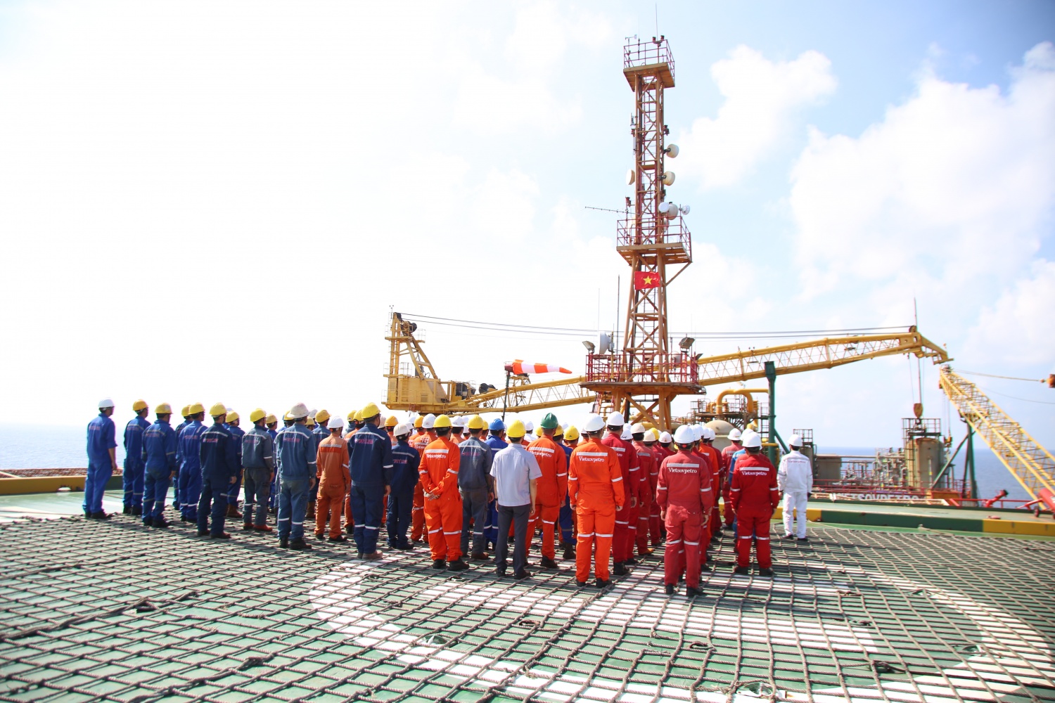 Đoàn công tác Tổng LĐLĐ Việt Nam thăm, động viên NLĐ Petrovietnam trên các công trình ngoài khơi