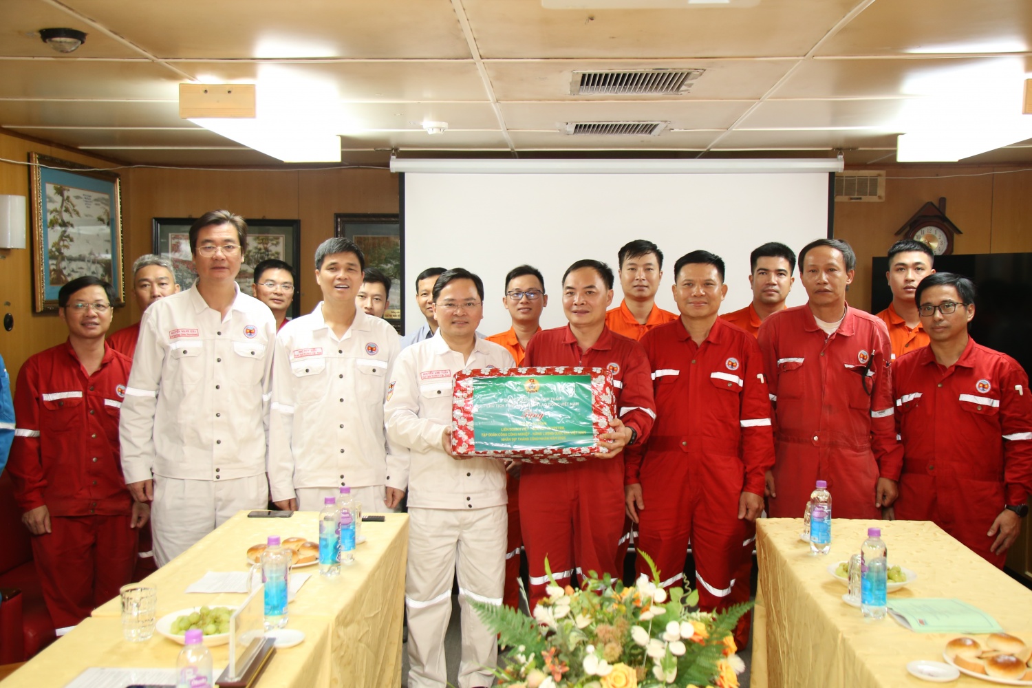Đoàn công tác Tổng LĐLĐ Việt Nam thăm, động viên NLĐ Petrovietnam trên các công trình ngoài khơi