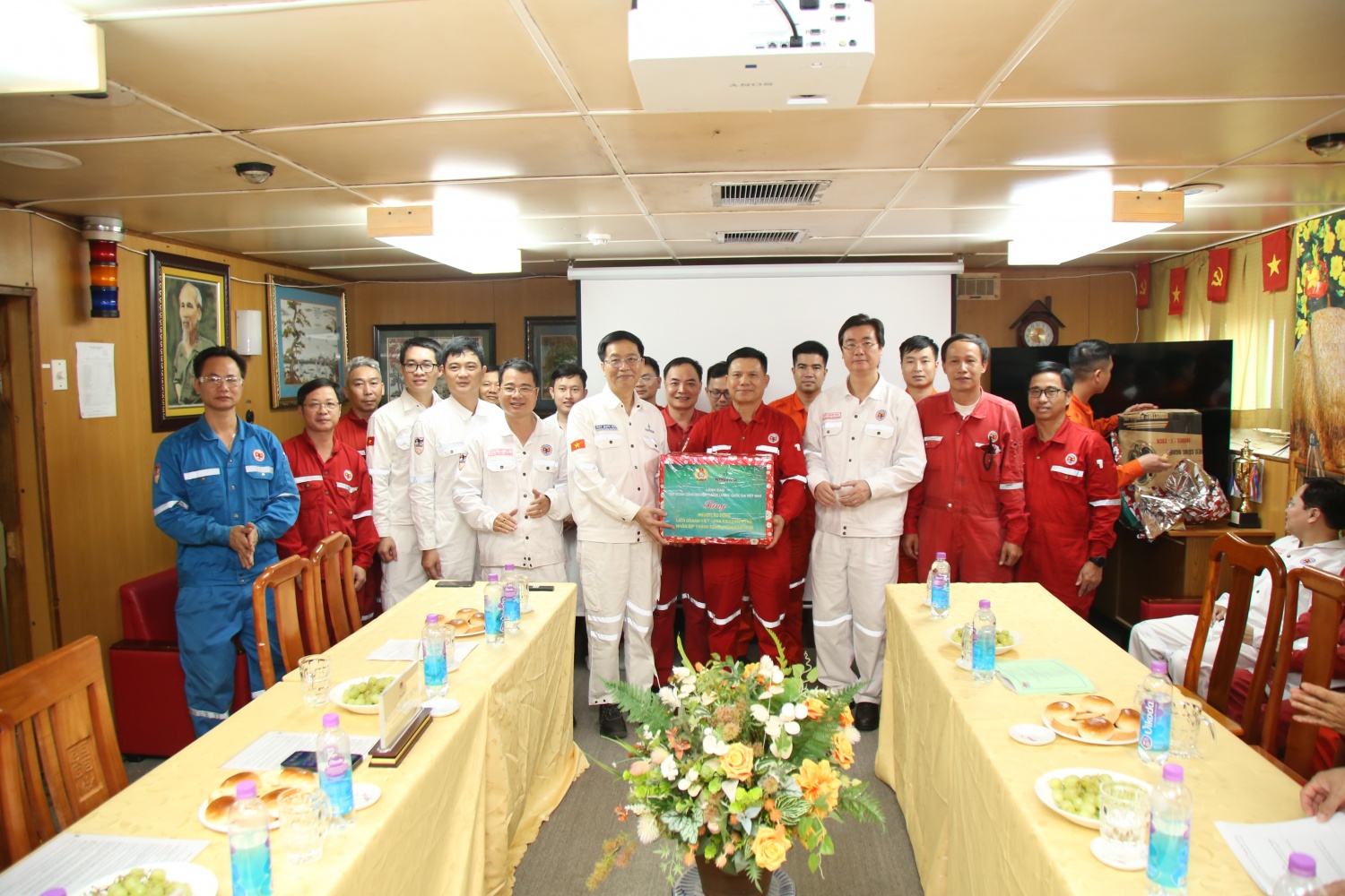 Đoàn công tác Tổng LĐLĐ Việt Nam thăm, động viên NLĐ Petrovietnam trên các công trình ngoài khơi
