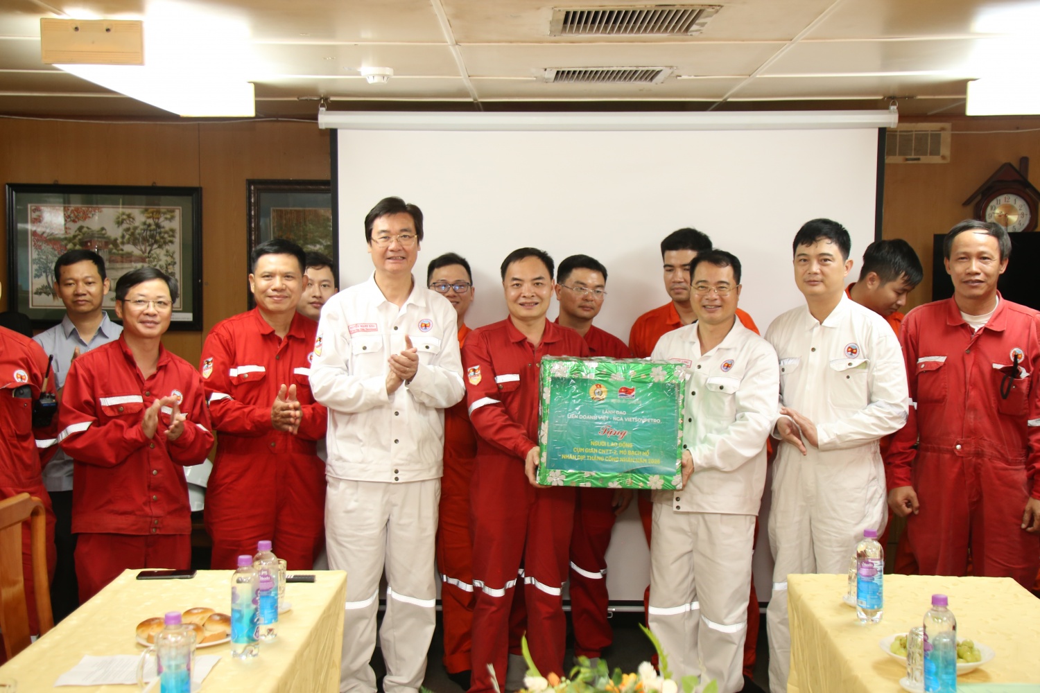 Đoàn công tác Tổng LĐLĐ Việt Nam thăm, động viên NLĐ Petrovietnam trên các công trình ngoài khơi