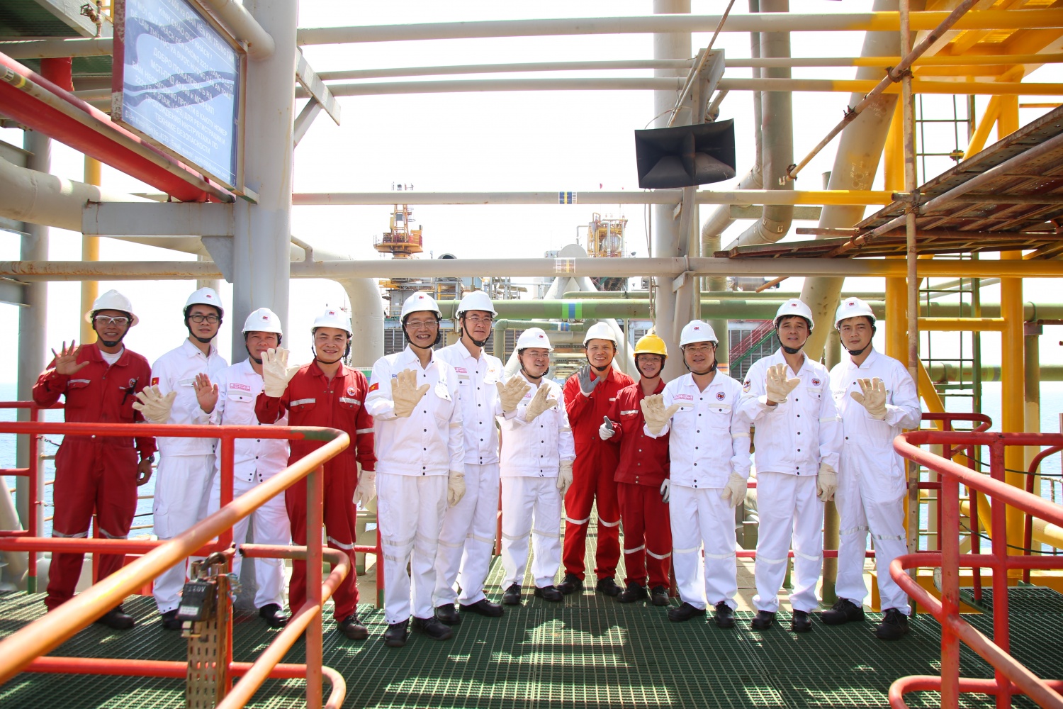 Đoàn công tác Tổng LĐLĐ Việt Nam thăm, động viên NLĐ Petrovietnam trên các công trình ngoài khơi