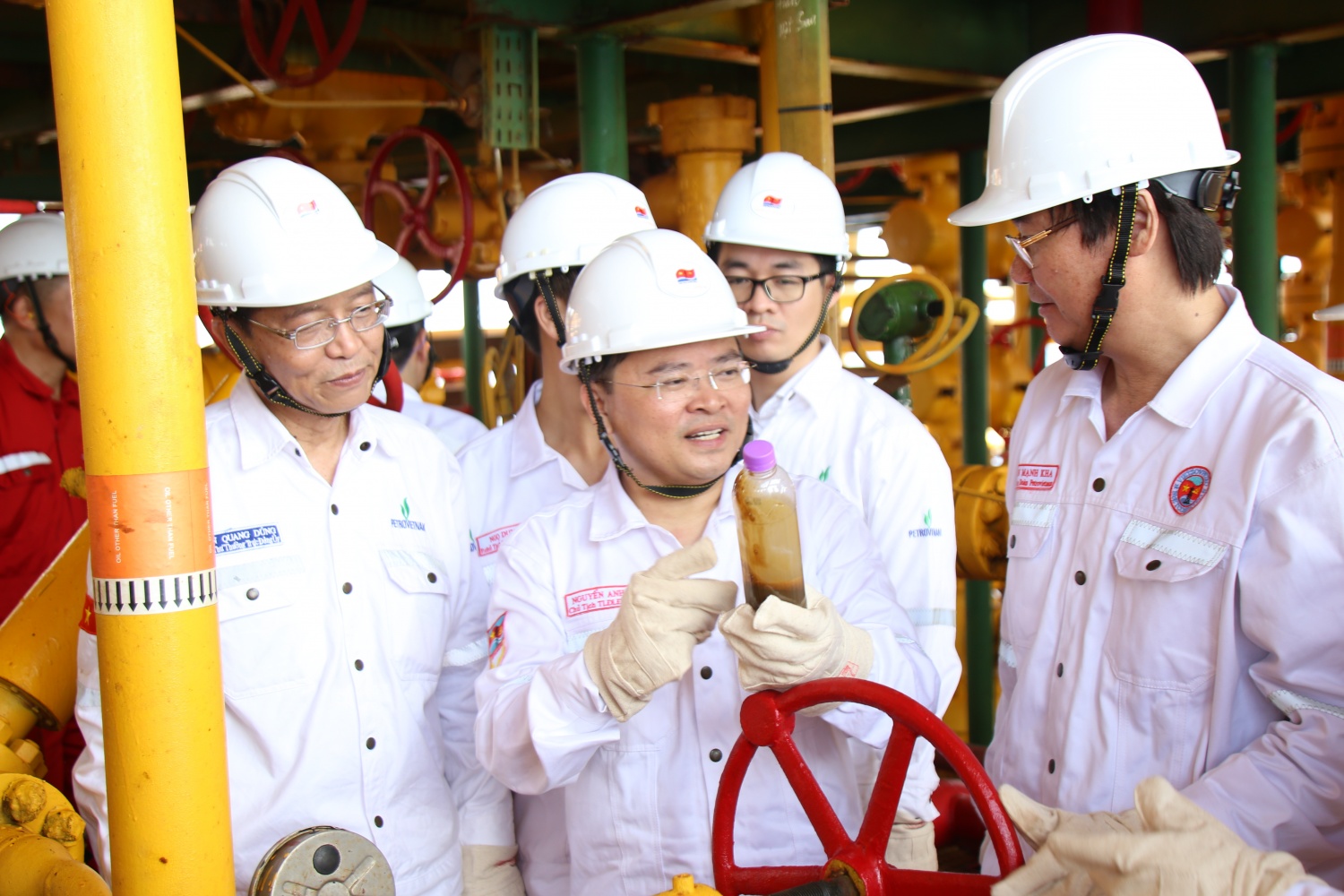 Đoàn công tác Tổng LĐLĐ Việt Nam thăm, động viên NLĐ Petrovietnam trên các công trình ngoài khơi