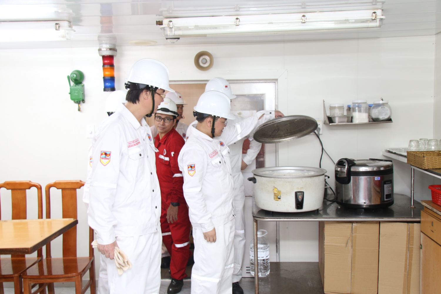 Đoàn công tác Tổng LĐLĐ Việt Nam thăm, động viên NLĐ Petrovietnam trên các công trình ngoài khơi