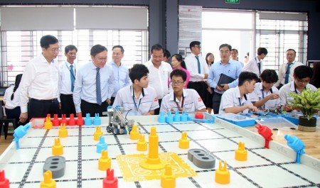 [VIDEO] Phòng STEM Innovation Petrovietnam tại Trường THPT Gia Định: Nơi lý thuyết được soi sáng bởi thực hành