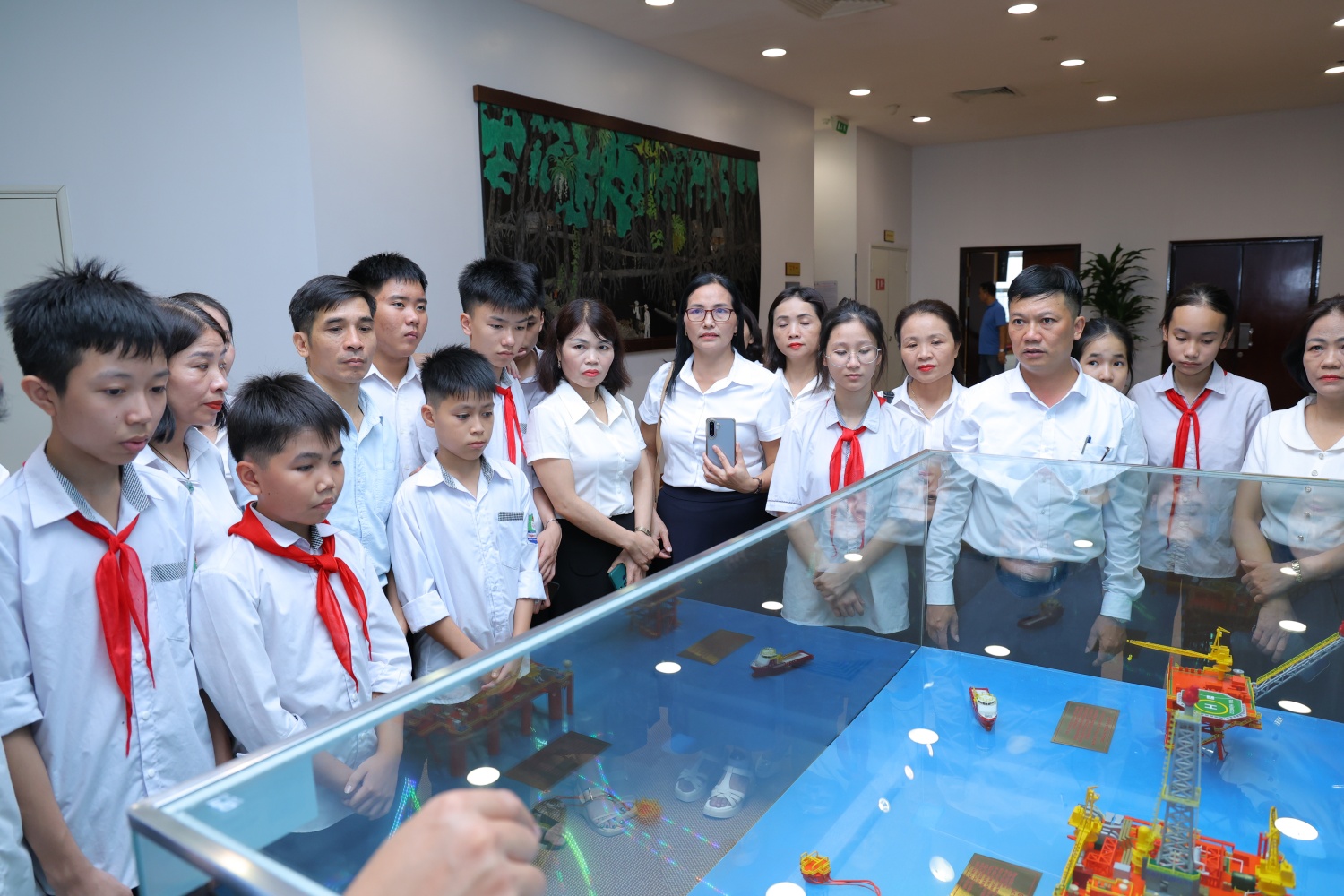 [CHÙM ẢNH] Lan tỏa tri thức, nuôi dưỡng khát vọng sáng tạo từ chương trình STEM Innovation Petrovietnam