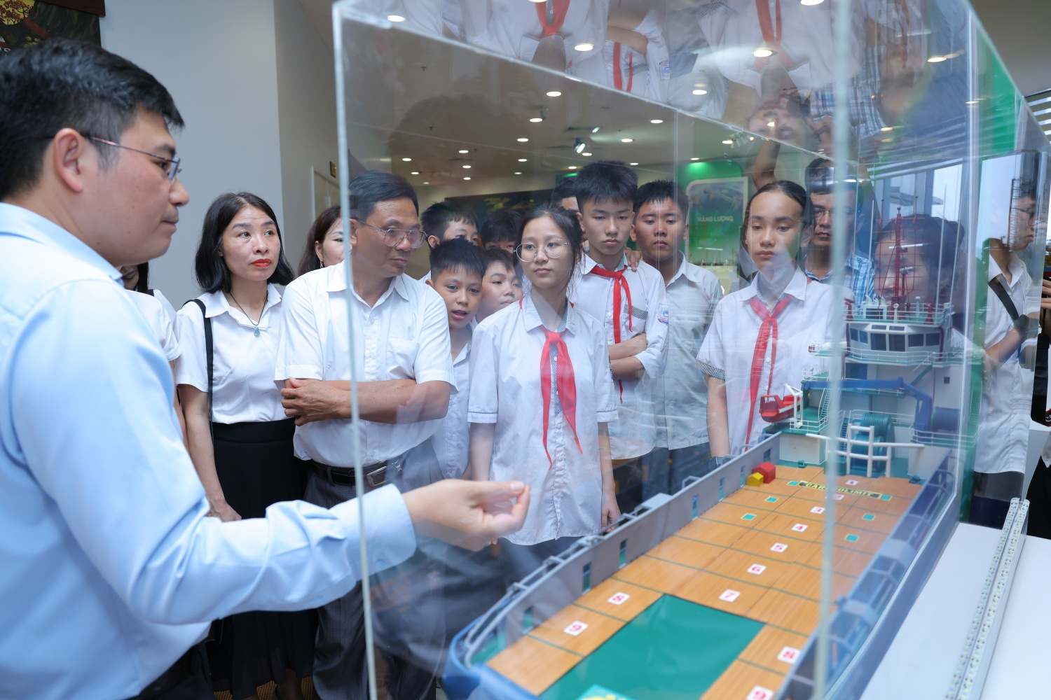 [CHÙM ẢNH] Lan tỏa tri thức, nuôi dưỡng khát vọng sáng tạo từ chương trình STEM Innovation Petrovietnam