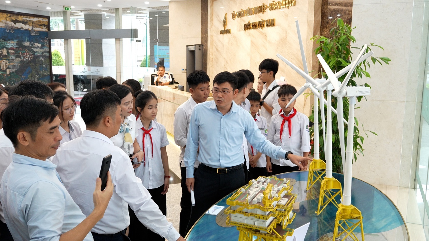 [CHÙM ẢNH] Lan tỏa tri thức, nuôi dưỡng khát vọng sáng tạo từ chương trình STEM Innovation Petrovietnam