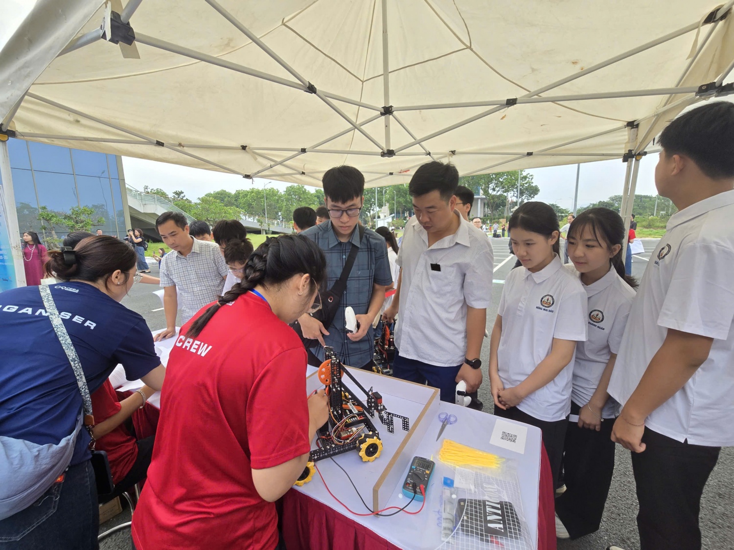 Hàng nghìn học sinh hội tụ tại NIC Hòa Lạc tranh tài Vô địch Quốc gia STEM, AI và Robotics
