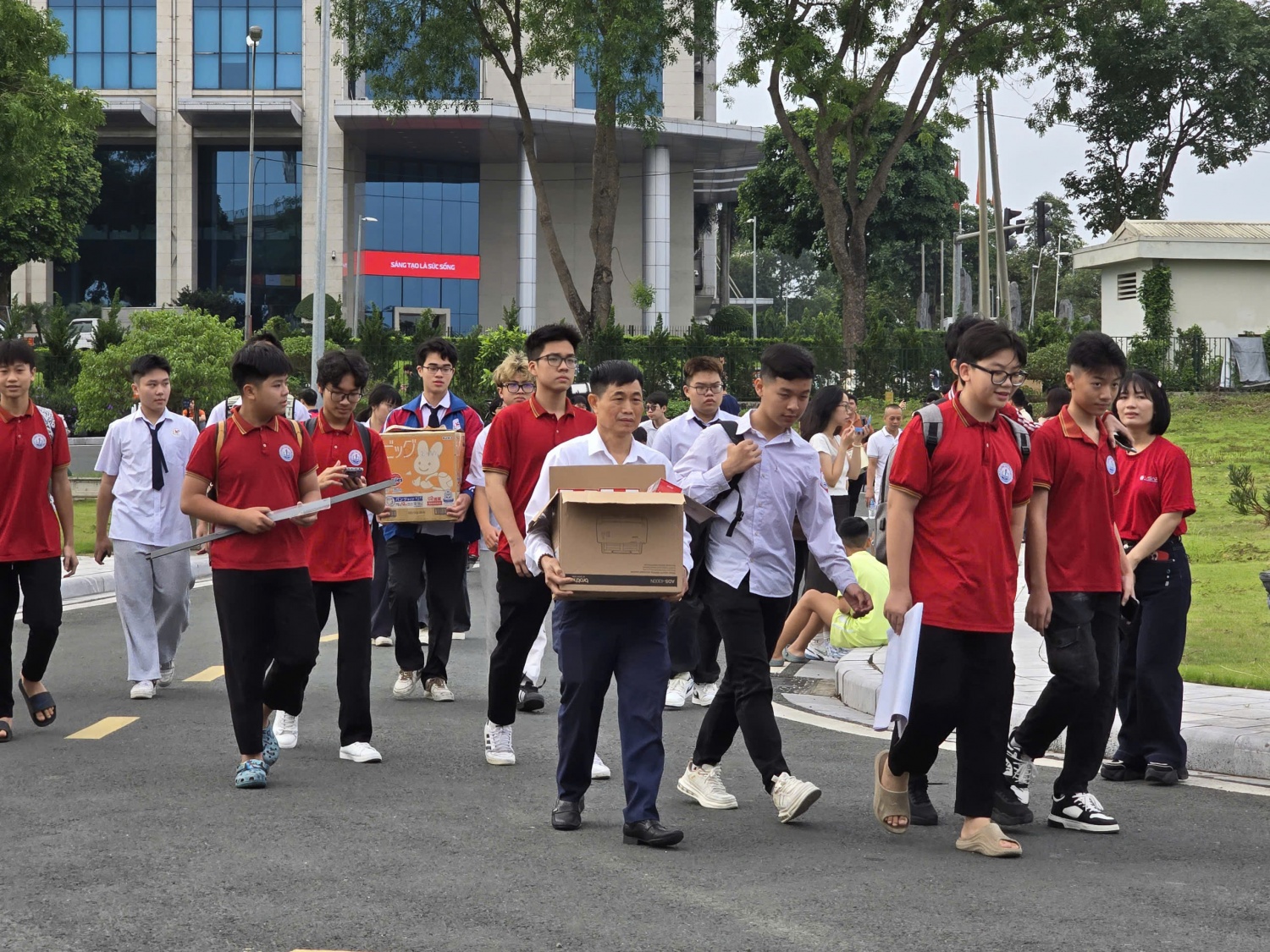 Hàng nghìn học sinh hội tụ tại NIC Hòa Lạc tranh tài Vô địch Quốc gia STEM, AI và Robotics