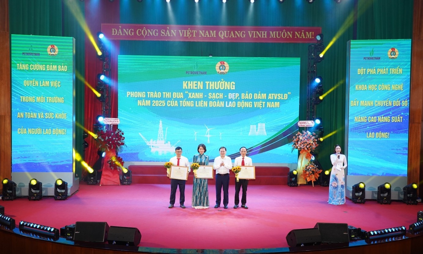 Anh Nguyễn Văn Dũng – Chuyên viên chính, Ban ATSKMT PV GAS (ngoài cùng bên phải) được Chủ tịch Tổng Liên đoàn Lao động Việt Nam trao Bằng khen vì có thành tích xuất sắc trong phong trào thi đua “Xanh - Sạch - Đẹp, bảo đảm an toàn vệ sinh lao động” năm 2025