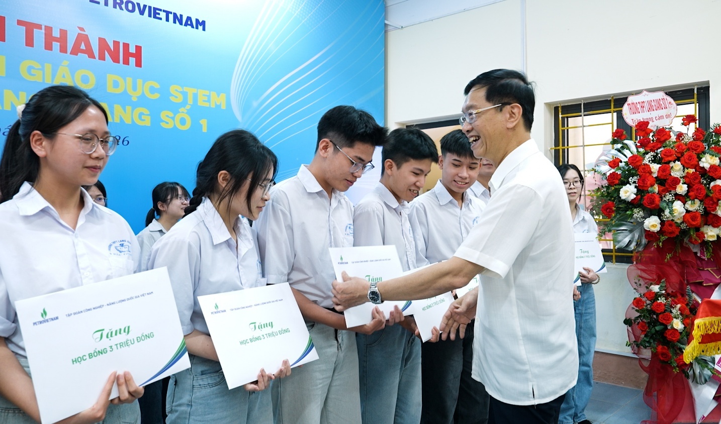 [VIDEO] Petrovietnam chung tay phát triển giáo dục tại trường THPT Lạng Giang số 1