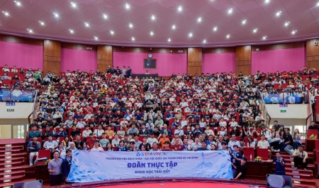 500 sinh viên Trường Đại học Bách khoa TP HCM tham quan kiến tập tại Vietsovpetro