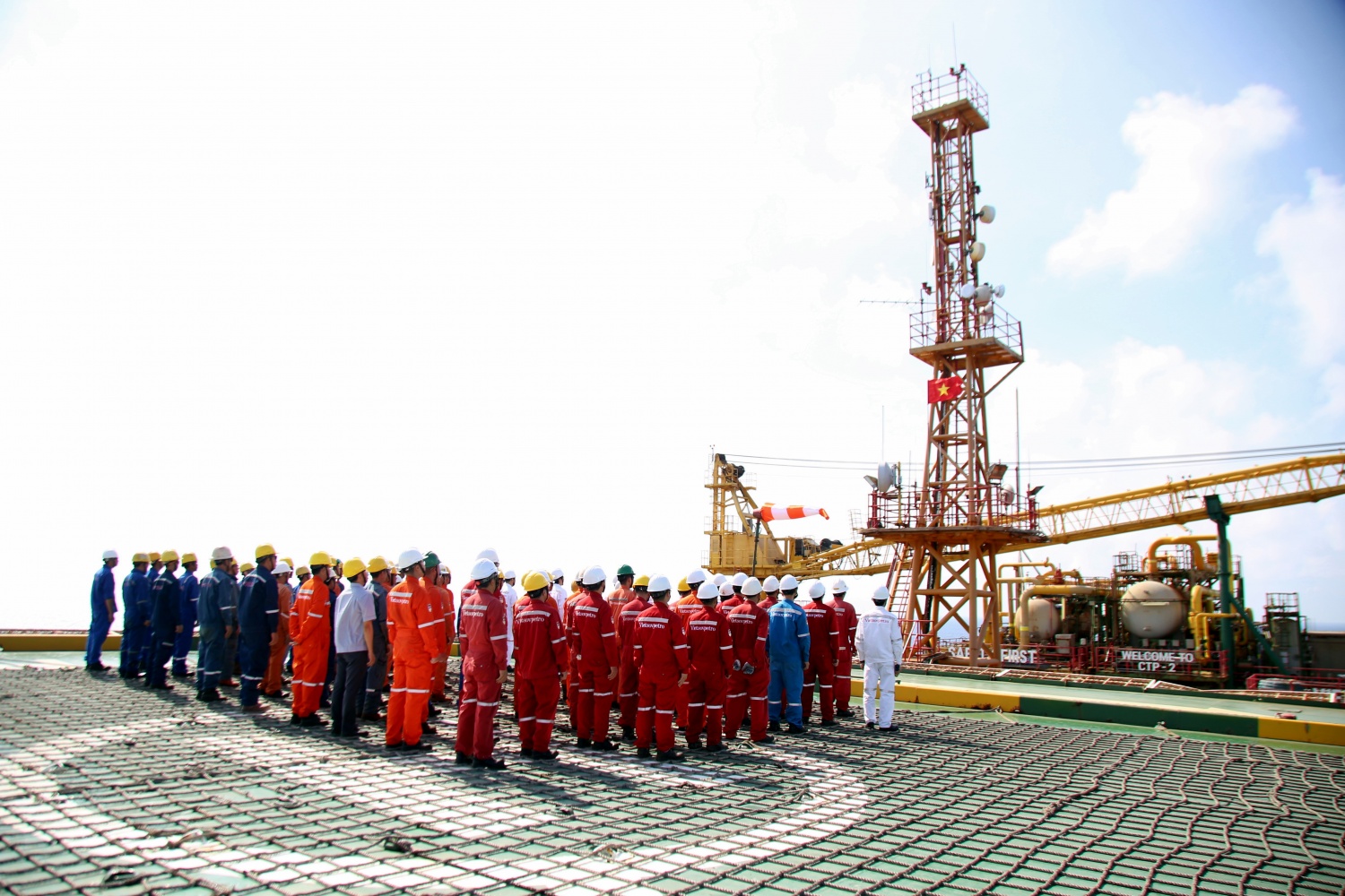 Cuộc sống của những người giữ lửa trên giàn ở Vietsovpetro