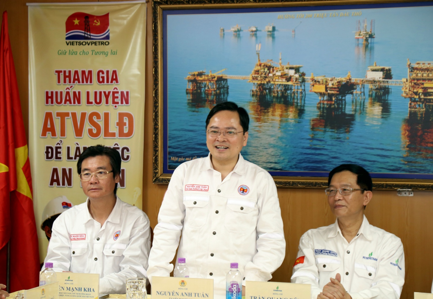 Cuộc sống của những người giữ lửa trên giàn ở Vietsovpetro