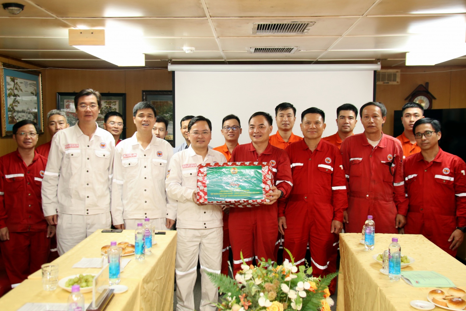 Cuộc sống của những người giữ lửa trên giàn ở Vietsovpetro