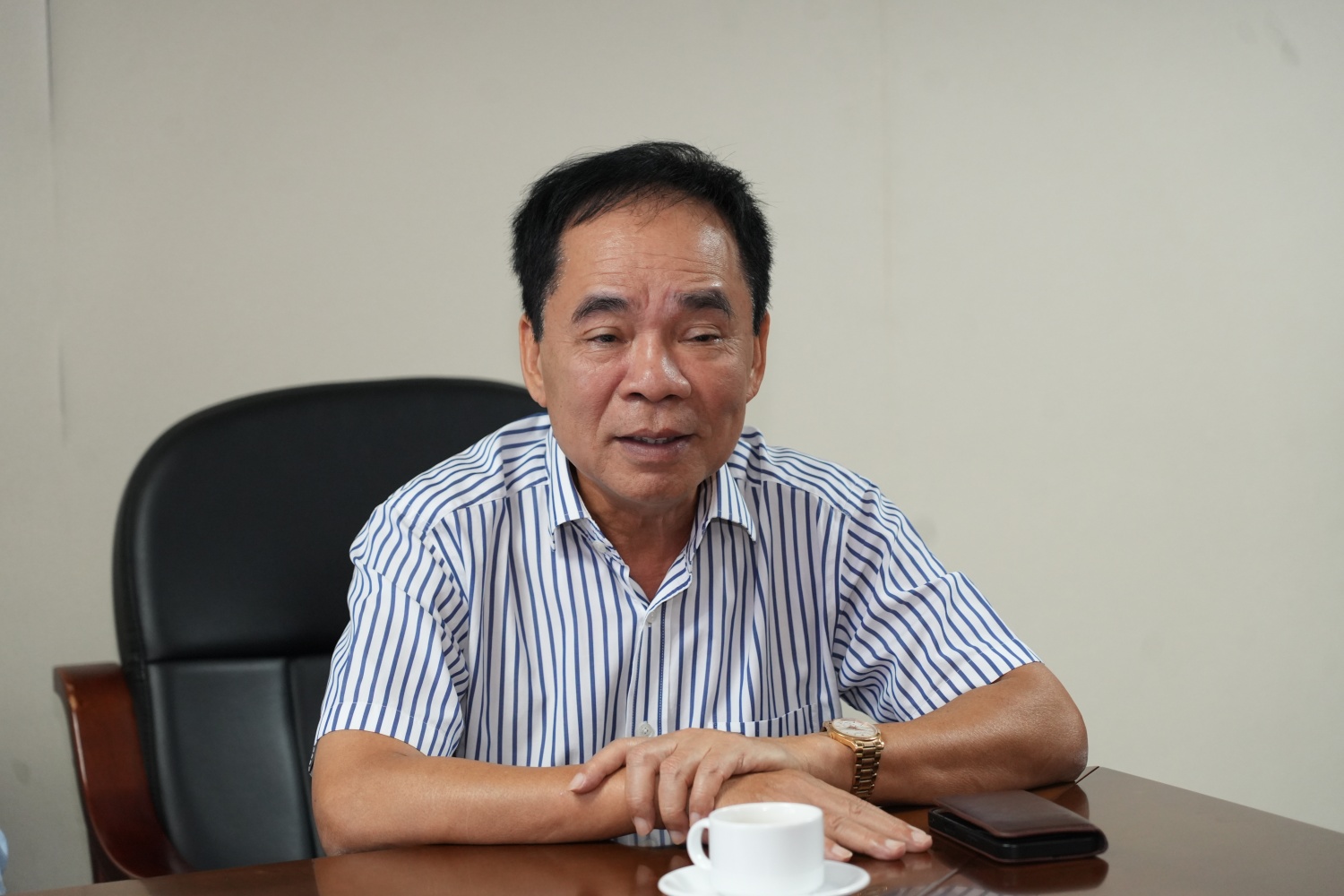 Đồng chí Nguyễn Quốc Thập – Đảng viên chi bộ, Chủ tịch Hội Dầu khí trao đổi tại buổi sinh hoạt