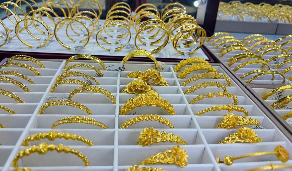 Giá vàng hôm nay 13/5: Trong nước tăng mạnh, thế giới lao dốc