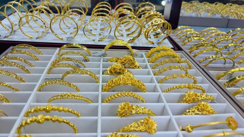 Giá vàng hôm nay 13/5: Trong nước tăng mạnh, thế giới lao dốc