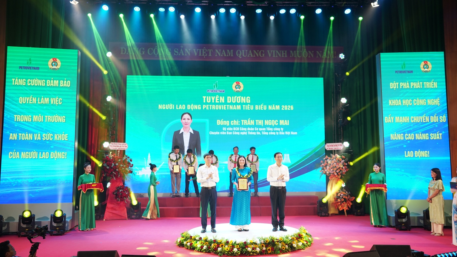Ông Ngọ Duy Hiểu - Phó Chủ tịch Tổng Liên đoàn Lao động Việt Nam và ông Trần Quang Dũng - Phó Bí thư Thường trực Đảng ủy Petrovietnam trao vinh danh “Người lao động Petrovietnam tiêu biểu” năm 2026 cho chị Trần Thị Ngọc Mai