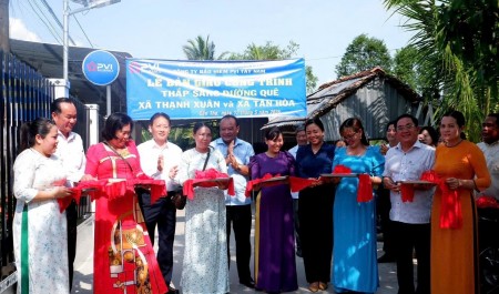Bảo hiểm PVI Tây Nam thắp sáng đường quê bằng năng lượng xanh
