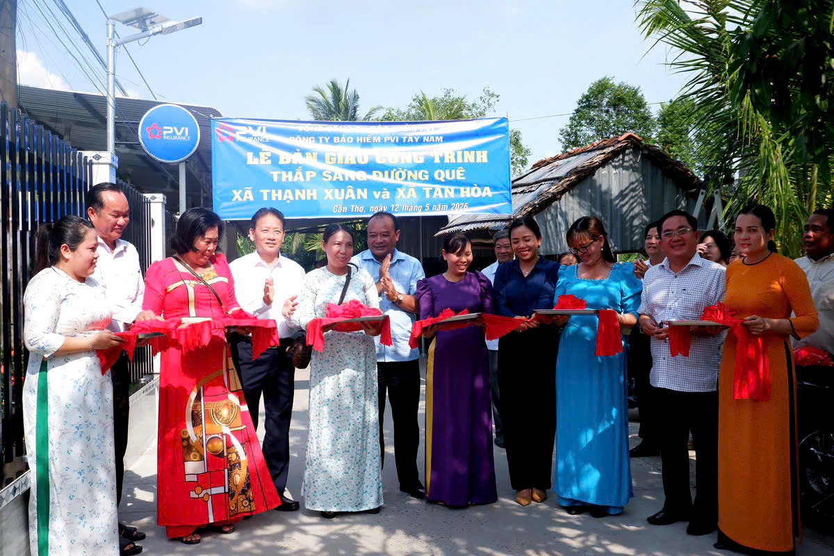 Bảo hiểm PVI Tây Nam thắp sáng đường quê bằng năng lượng xanh