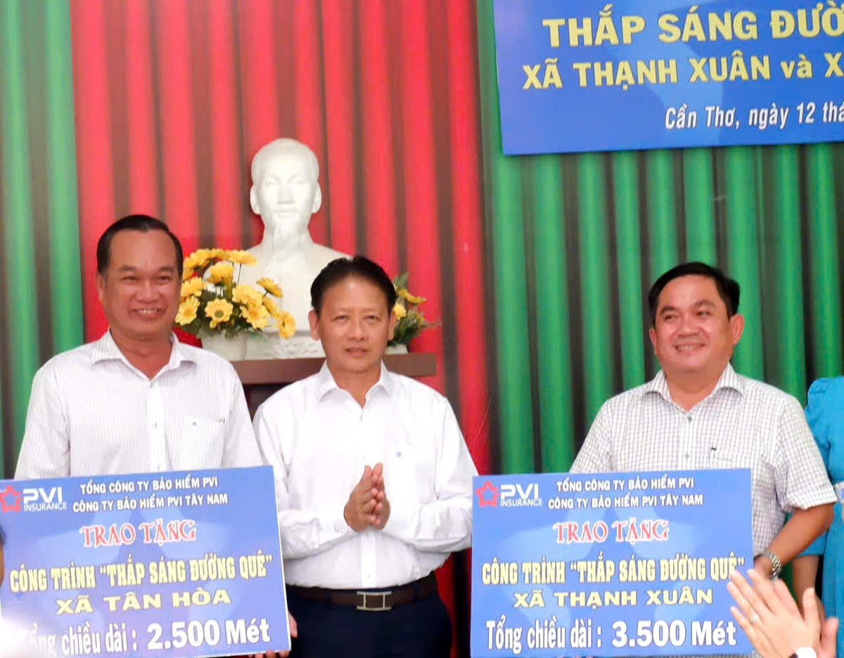 Bảo hiểm PVI Tây Nam thắp sáng đường quê bằng năng lượng xanh