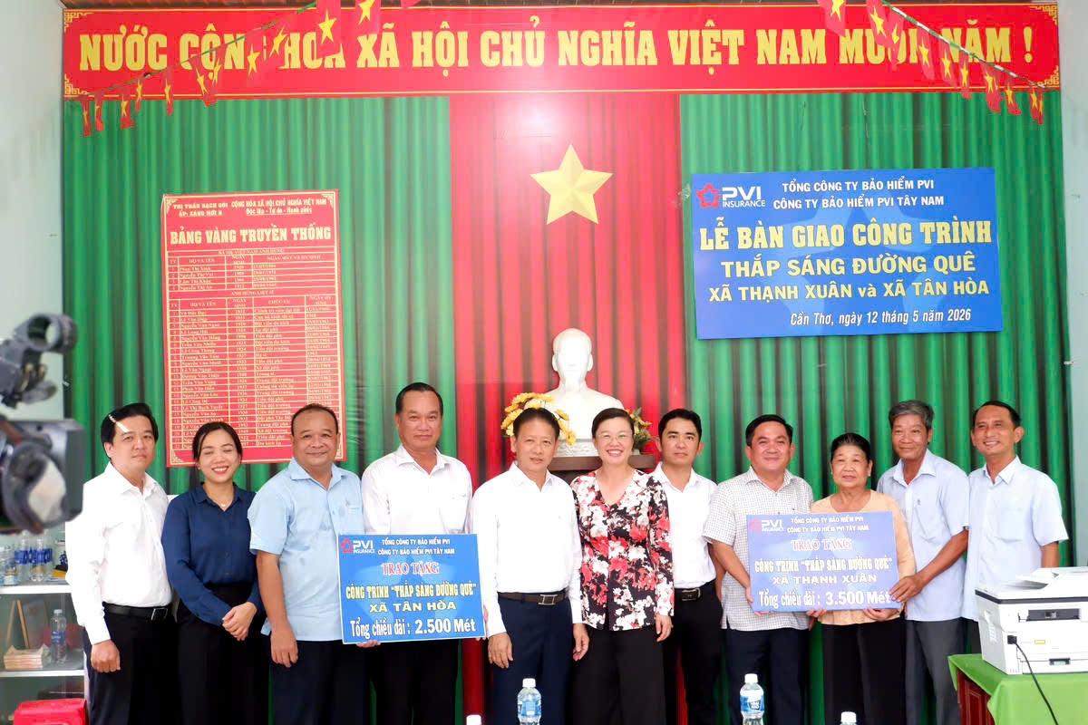 Bảo hiểm PVI Tây Nam thắp sáng đường quê bằng năng lượng xanh