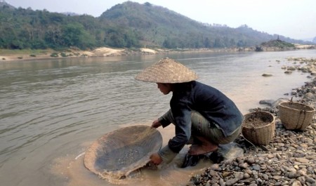 Thuở con người đi tìm vàng bằng mắt thường