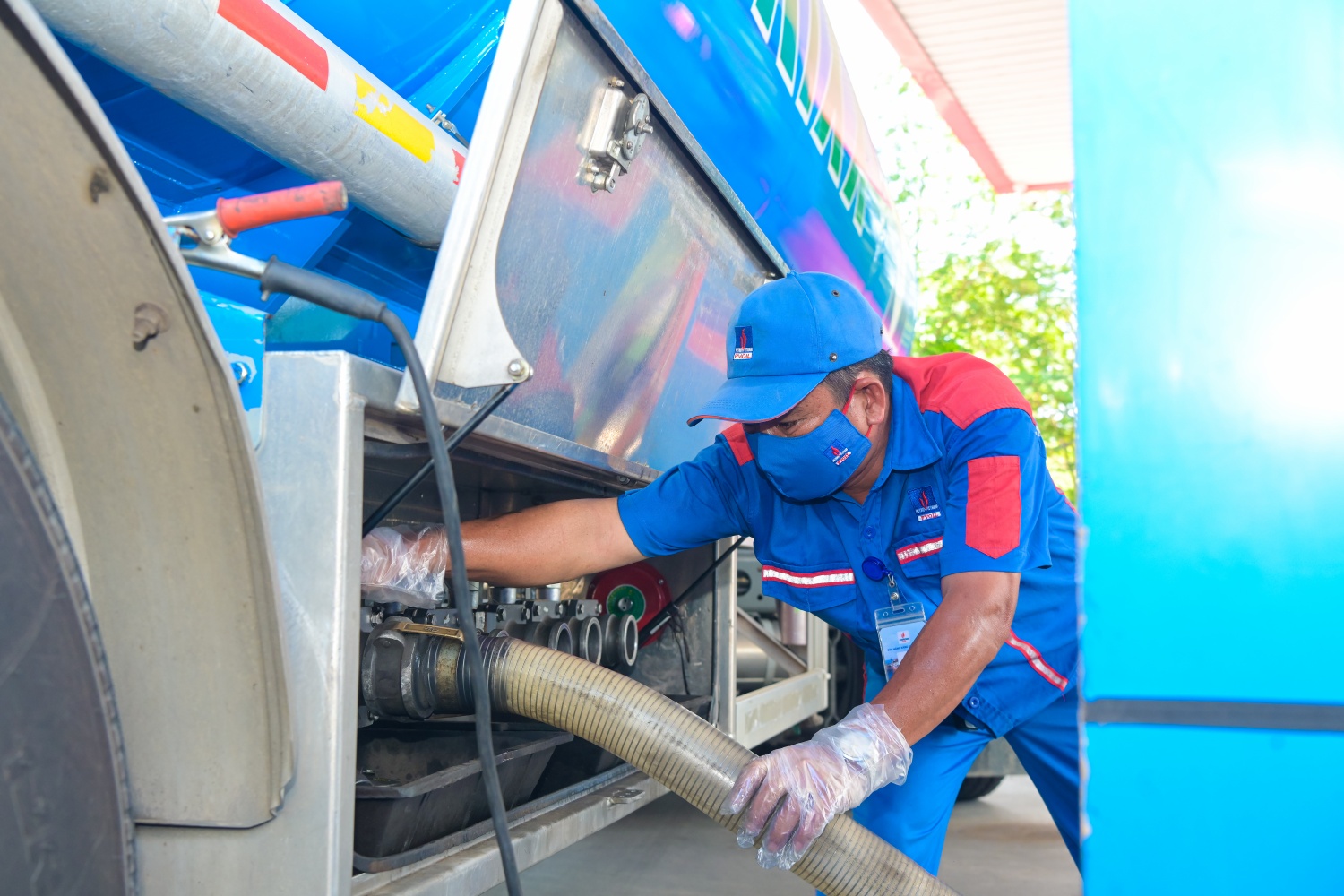 Cận cảnh công tác chuẩn bị cung ứng xăng E10 tại CHXD của PVOIL