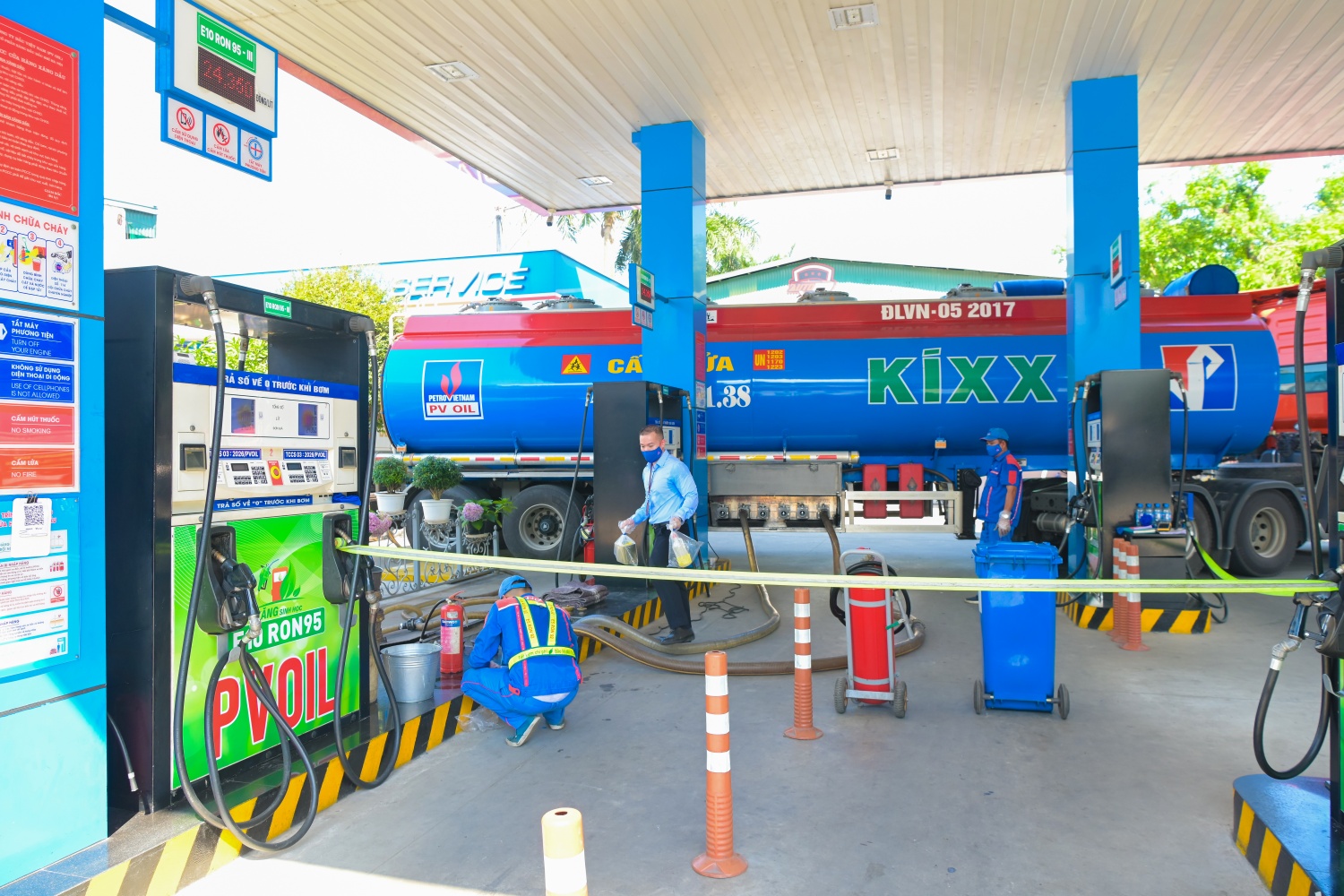 Cận cảnh công tác chuẩn bị cung ứng xăng E10 tại CHXD của PVOIL