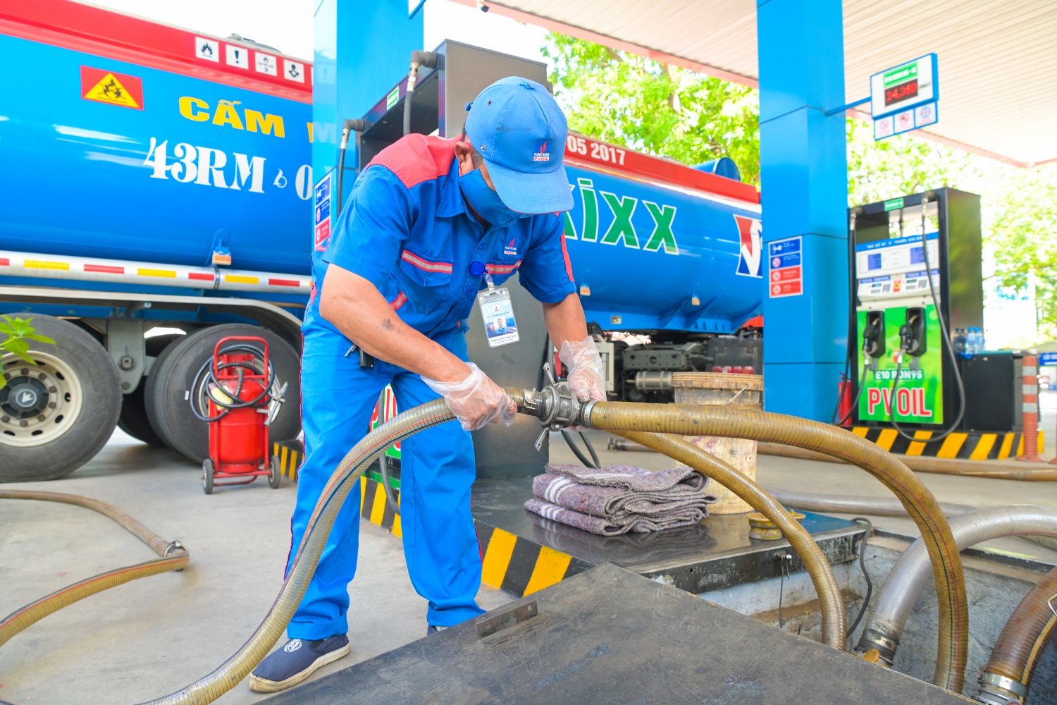 Nhân viên kỹ thuật thực hiện lắp đặt các đầu ống nối tại hệ thống thu hồi hơi, chuẩn bị cho quá trình nhập xăng sinh học E10 tại cửa hàng xăng dầu PVOIL.