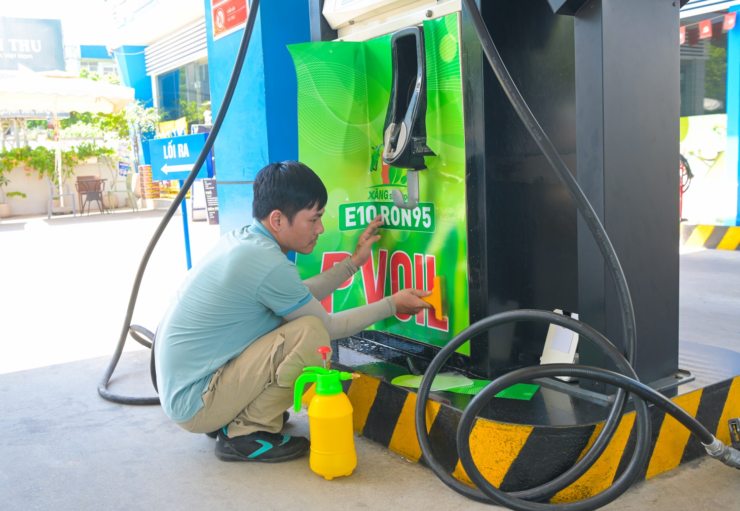Cận cảnh công tác chuẩn bị cung ứng xăng E10 tại CHXD của PVOIL