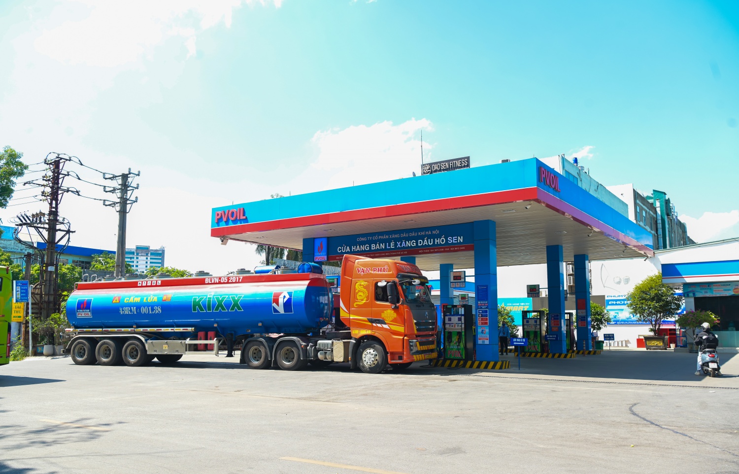 Xe bồn vận chuyển xăng sinh học E10 tới cung cấp nhiên liệu tại Cửa hàng xăng dầu Hồ Sen thuộc hệ thống PVOIL.