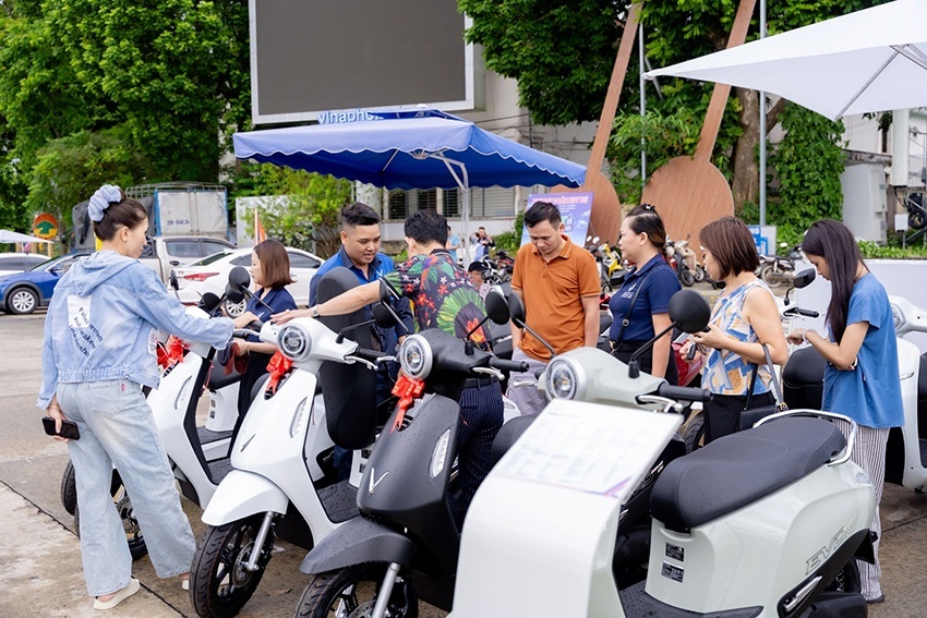 Đổi pin 1 phút, sạc miễn phí khắp nơi: Lý do người dùng ngày càng chuộng xe máy điện VinFast